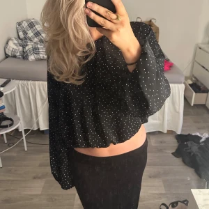 Prickig blus - Supergullig helt oanvänd prickig blus i strl L som passar mig som vanligtvis brukar ha xs/s💕💕