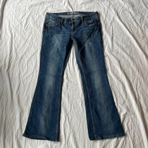 Lågmidjade jeans - Bra skick! Mått: midjemått rakt över 43-48 (stretch) grenhöjd 20,5 benöppning 24,5 lår 25,5 Innerbenslängd ca 77cm💗