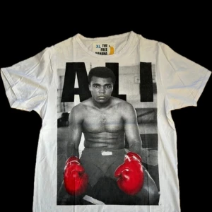 2 feta tshirts - 2 tshirts storlek XL  Mohammed Ali och Kanye West Märke: The free banana  Mycket fint skick  Båda för 150:-