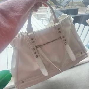 Vit handväska - Jättefin väska från NA-KD!! Knappt använd och inga synliga skador 💕kontakta mig vid intresse🙌🏼