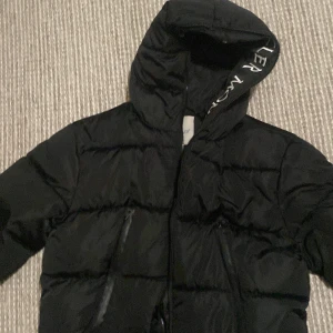 Moncler  - Jag vet inte så mycket om jackan köpte begagnat och tror den är fejk. Storlek smal. Svart snygg och varm till vintern. Säljer den för att den va för stor. Behöver pengarna också därför kan jag gå lägre