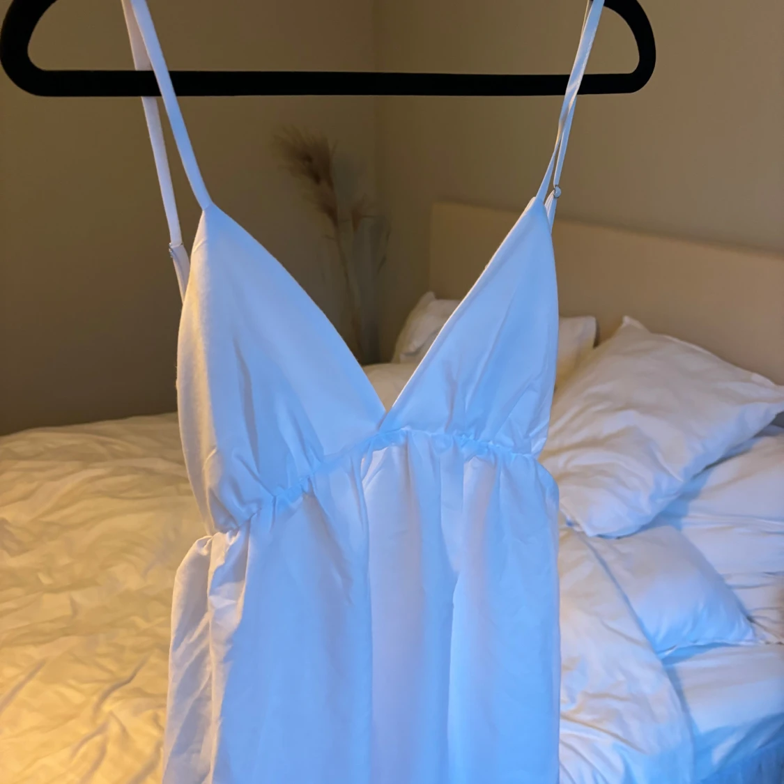 Vit långklänning med öppen rygg - 92