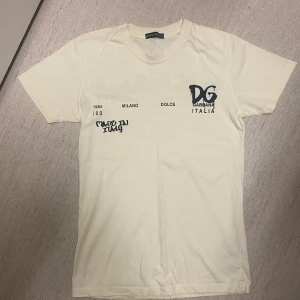 Dolce Gabbana - Säljer denna heta t shirten för grymt pris eftersom att den inte passar mig längre. I gottskick.