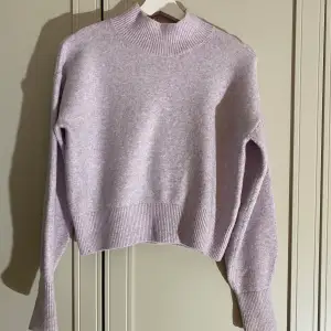 Ljuslila tröja från Other Stories med polokrage.   Nypris: 550kr  För modellreferens (ej färg): https://www.stories.com/sv_se/clothing/knitwear/sweaters/product.mock-neck-sweater-blue.1008611063.html