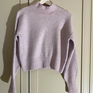 Kofta från & Other Stories XS - Ljuslila tröja från Other Stories med polokrage.   Nypris: 550kr  För modellreferens (ej färg): https://www.stories.com/sv_se/clothing/knitwear/sweaters/product.mock-neck-sweater-blue.1008611063.html