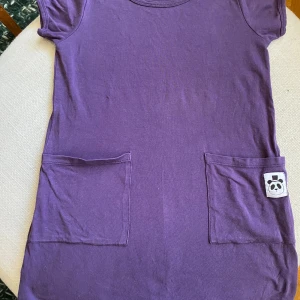 Klänning - Fin klänning från Mini rodini. Lappen trasig (se bild), annars i fint skick.