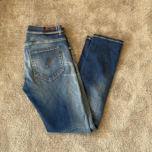 Dondup Jeans blå - Säljer nu dessa dondup jeansen som är blåa skicket är 8/10 och dom har storleken 34 vid frågor är det bara att skriva MVH VL