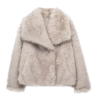 Pälsjacka - fin och mjuk pälsjacka som är i nyskick och använd ett fåtal gånger 💓 större i storleken