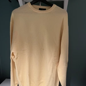 Gul tröja från The Scotch House - Säljer en stilren gul tröja från The Scotch House. Den är i mycket bra skick och perfekt för både vår och höst. Tröjan har en klassisk rund hals och långa ärmar, vilket gör den både bekväm och snygg. Passar perfekt till jeans eller chinos för en avslappnad look. Storlek L