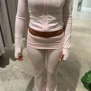 Mjukis dress - Säljer mitt ljusrosa mjukis sett både byxor och jacka i storlek S i båda. 