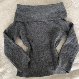 Off shoulder Grå stickad tröja från H&M - Mysig grå offshoulder stickad tröja från H&M i storlek XS. Men passar även folk som bär S och M då tröjan är väldigt stretchig! Perfekt nu till vintern / hösten ❄️🍁