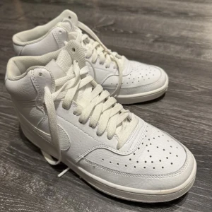 Vita nike skor - Dem är använda en gång utomhus, ändast smutsigt under skorna (se sista bilden) väldigt bra skick!
