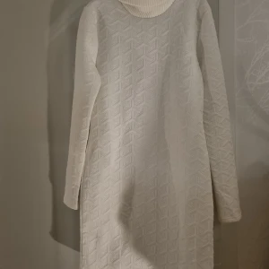 Klänning - Säljer min vita stickade klänning från Nelly då den tyvärr inte fått någon användning och är helt i nyskick 💕 Säljes för 90kr Frakt ingår ej