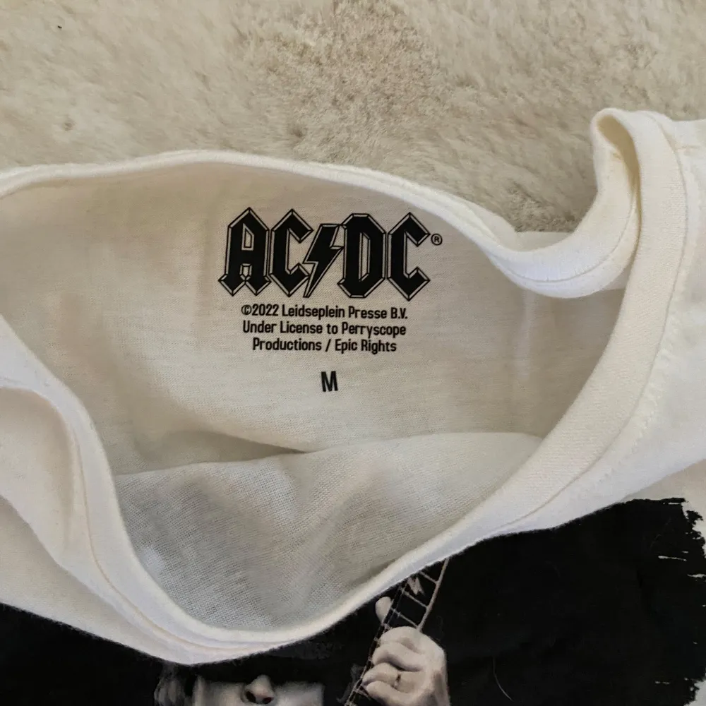 En fin acdc tröja som nästan aldrig är använd. Storlek M. Har väldigt ”kvinnlig” passform.. T-shirts.