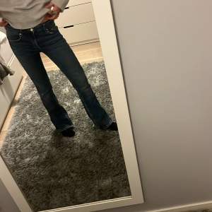 Säljer ett par snygga blå jeans från Gina Tricot i storlek 152.De är low waist och bootcut. Perfekta för både vardag och fest! 🕺