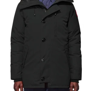 Canada Goose Chateu (Svart) -  Nypris 10,299 mitt pris 8500 . Jackan är Äkta och är perfekt för vintern. Använd 1 vinter, digitalt kvitto finns, pris kan sänkas under snabb affär! Möts upp i Göteborg BARA.