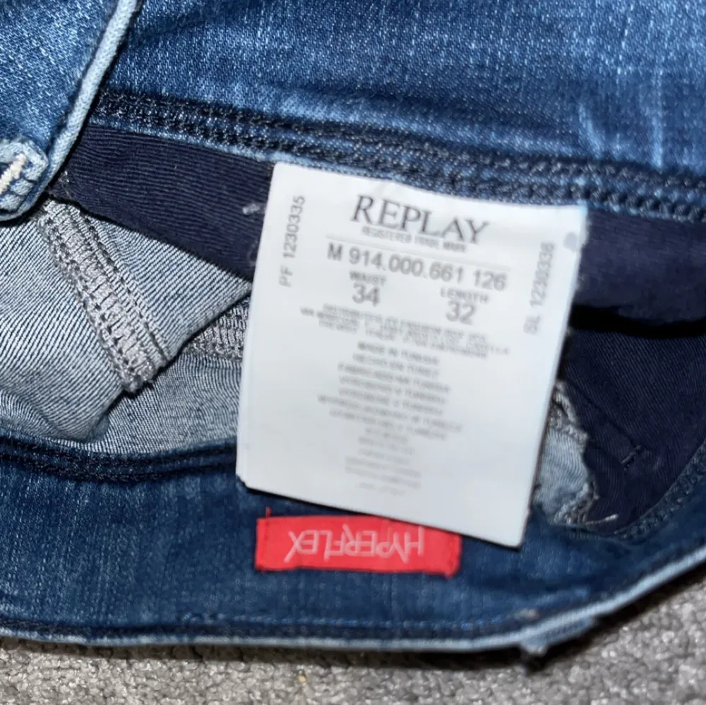 Säljer ett par stilrena replay anbass med feta slitningar. Mycket eftertraktade och svåra att hitta med slitningar och hyperflex för detta pris. Original pris 1599 mitt pris 449. Jeans & Byxor.