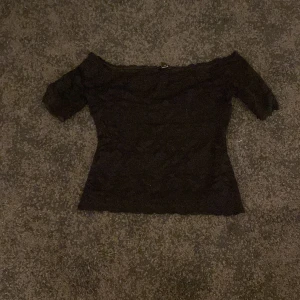 spetsig tröja från guess - har använt 4 gånger men jätte snygg och bra 