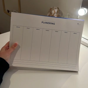 Planering 🤍 - Denna vara har alldrig använts och söker nytt hem, den passar perfekt till planeringar i veckan så som aktiviteter och annat. Alla veckodagar står och är väldigt fin! 🤍