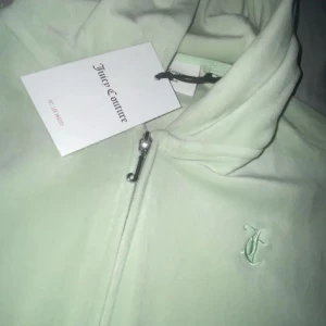 Ljusgrön hoodie och byxor från Juicy Couture - Säljer en supermjuk ljusgrön hoodie från Juicy Couture. Har aldrig använt på grund av den va liten på mig 💚