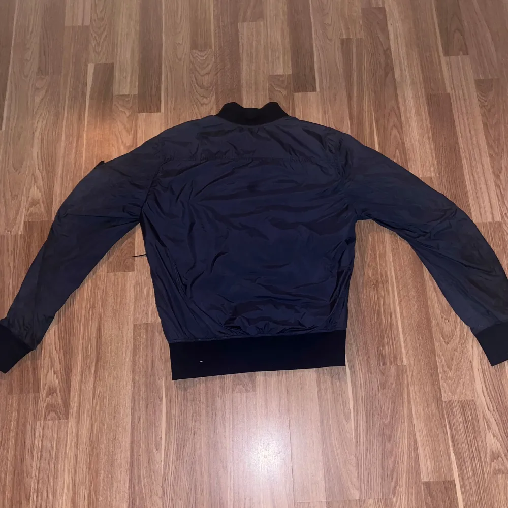 Hej, säljer min Stone Island Bomber jacka eftersom att jag inte använder den längre. Jackan är i bra skick, det kommer ej med nån orginallåda eller ett kvitto. På bild 4 finns det en kod som du själv kan scanna för att de att den är autentisk. Jackan passar perfekt när du går ut på stan och jackan har såklart den klassiska loggan på högerarm men tycker du ej om den är det bara att ta av den vilket är jätte smidigt! Pris kan diskuteras och tveka ej på att ställa en fråga.. Jackor.