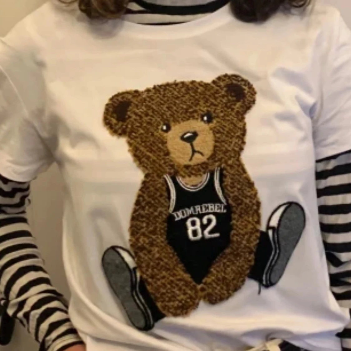 Vit t-shirt med nalletryck