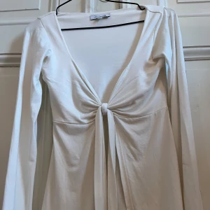 Maddy blouse design by si  - Säljer en superfin blus från Design by Si. Har några fläckar (se sista bilderna) annars i bra skick! 