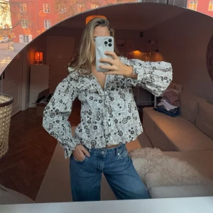 Blus  - Säljer denna så fina söta blus😊🎀🤭