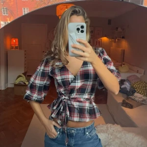 Blus - Säljer denna såå fina blus🤭🤭🥰🍂🍁