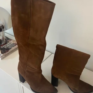 Bruna mockastövlar med klack - Snygga bruna stövlar i mocka med hög klack och spetsig tå. Perfekta för höst och vinter. Från zara stl 37!