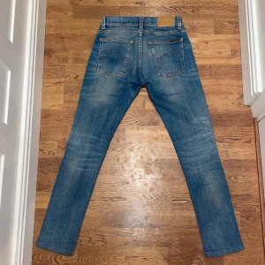 NUDIE JEANS  - Ett par tight terry nudie jeans i W28 L32. Riktigt feta i mycket bra skick.