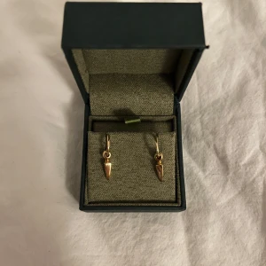 Maria Nilsdotter - Ljuvliga Maria Nilsdotter-örhängen.🧘‍♀️🍓🍋🍇De är guldpläterade och så elegant söta. En lite äldre modell med stift. Äkthetskollade av Arkivet i Göteborg. Värda 1950 styck(!)