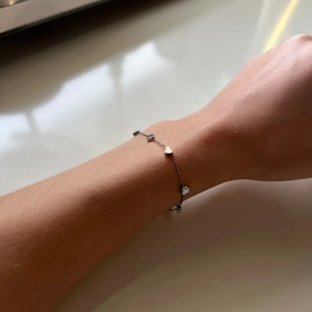 Gulligt armband med hjärtan på från Edblad🤍Nypris: 299kr . Accessoarer.