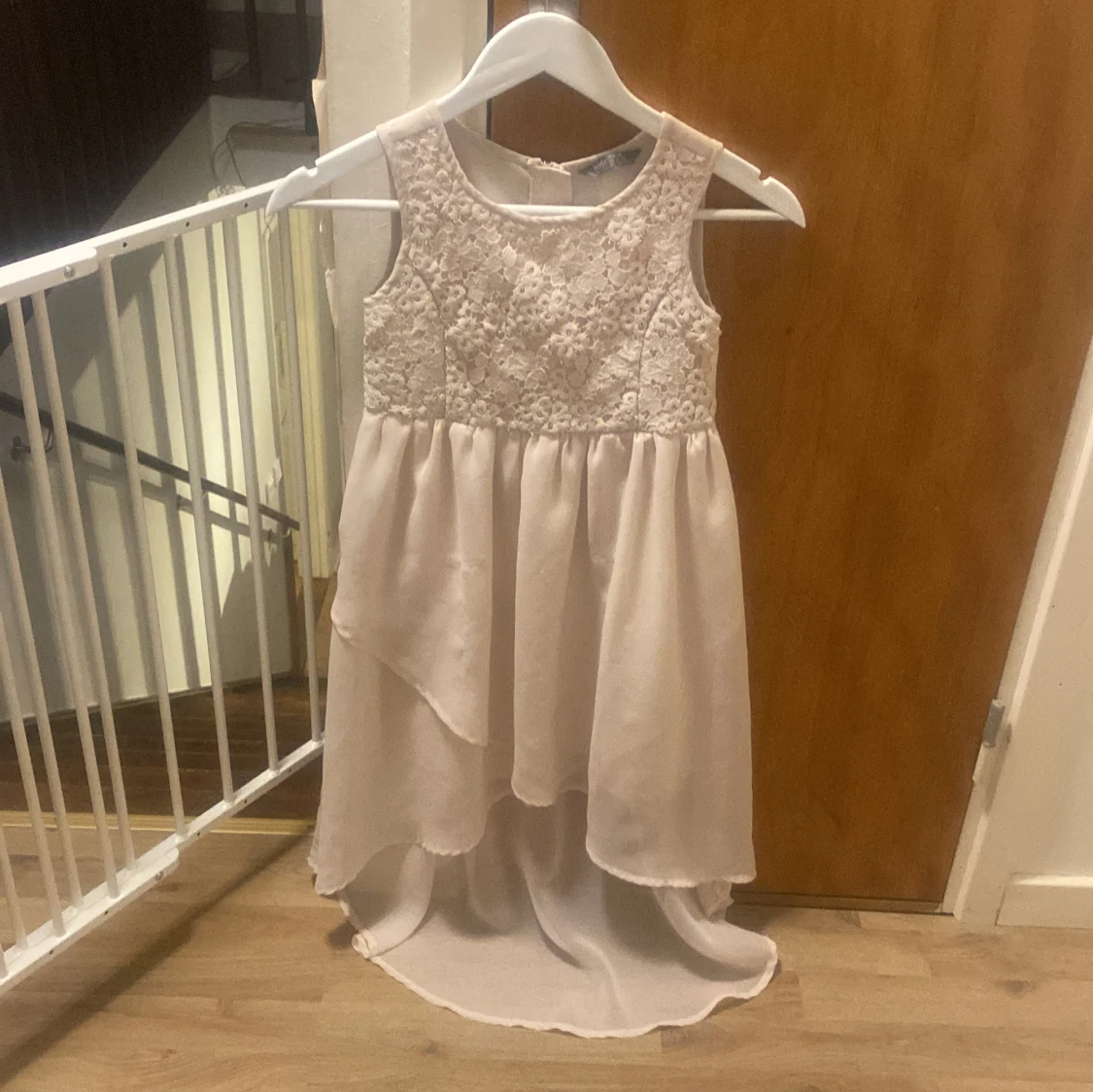 Vit ärmlös klänning med spetsdetaljer