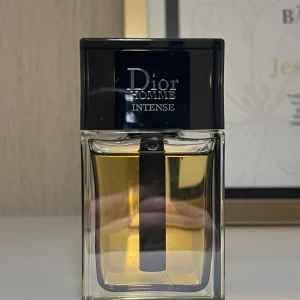 Dior Homme Intense EDP - Säljer en flaska Dior Homme Intense Eau de Parfum. Perfekt för den som vill ha en sofistikerad, maskulin och intensiv doft. Flaskan är på 50 ml. Inköpt från Kicks för ordinarie pris 1090kr, ca 7-10 sprays använda, så fortfarande relativ ny. 