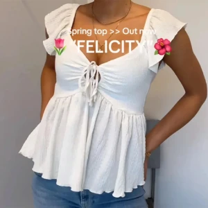 Vit topp med volangdetaljer  - Söt vit topp från Felicity med volangdetaljer och knytning framtill. Perfekt för våren med sina korta ärmar och luftiga passform. Passar både till jeans och kjol för en avslappnad look.💞 Aldrig använd men ingen lapp kvar☺️