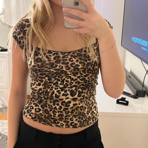 topp från nelly - leopardmönstrad topp/tshirt från nelly nästan aldrig använd.