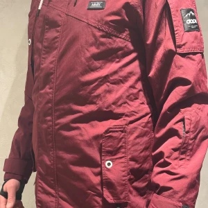 Dope - Säljer denna dope jackan då jag fick hem den och den inte passade mig. Det finns en fläck där bak i ena armväcket men som ej syns skriv för bild. Perosnen som har på sig jackan bär annars xl-large! Annars jätte fin och skön jacka ! obs stor i stl! Färg vinröd