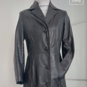 Lång skinnjacka  - Lång as snygg skinnjacka perfekt till hösten och vintern och lite figursydd