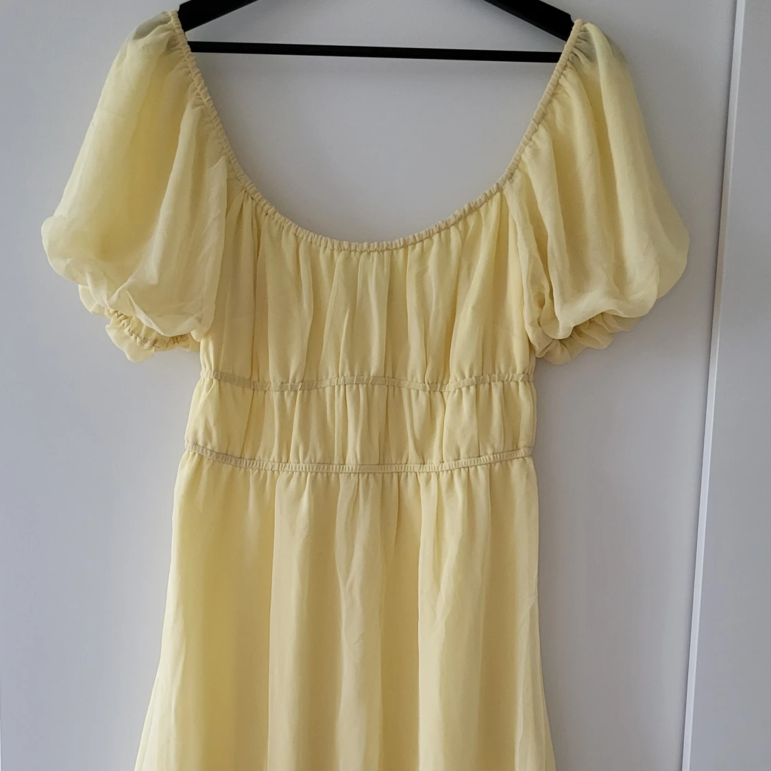 Gul klänning från NLY Trend