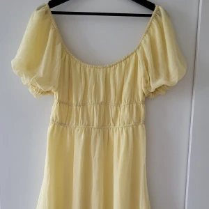 Gul klänning från NLY Trend - Säljer en superfin gul klänning från NLY Trend i storlek 36. Den har puffiga kortärmar och resår i midjan. . Materialet känns lätt och bekvämt mot huden. Änvänd få gånger. Storlek: 36  Skickas inslagen i silkespapper i vattentätt paket.   Skicka pm för fler bilder. 