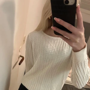 Vit ribbad tröja från Freequent - Säljer en fin vit ribbad tröja från Freequent i storlek small. Tröjan har långa ärmar och en vanlig passform! 🤍