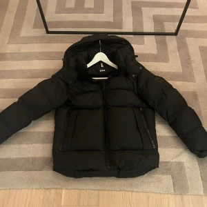 Boss Corbinian vinterjacka - Använd en säsong och är i nyskick.