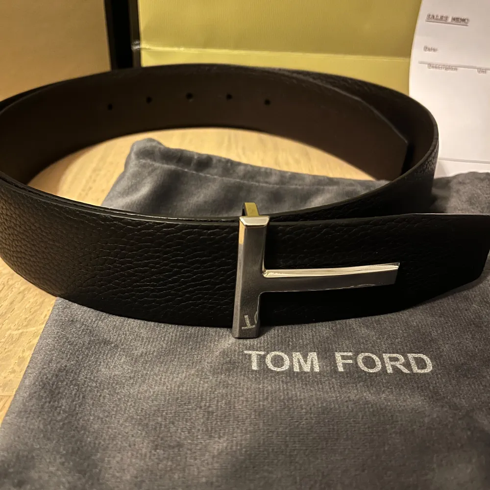 Säljer detta Tom Ford bälte i väldigt bra skick. Allt og + kvitto medföljer. Bältet är 115cm långt. Hör av er vid minsta funderingar!. Övrigt.