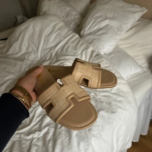 Beige sandaler  - Snygga beige sandaler. De har en stilren design med flätad detalj på ovansidan. Perfekta för sommardagar och lätta att matcha med olika outfits. Använd dem på stranden eller till vardags för en avslappnad look.💕