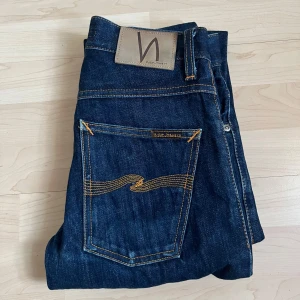 Nudie Jeans  - Ett par Nudie Grim Tim jeans som är helt oskadda och inga defekter alls, 10/10 i skick och har själv aldrig använt de. Skriv vid funderingar och kan diskutera priset. 