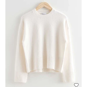 Vit stickad tröja - Säljer en supermysig vit stickad tröja med ribbade detaljer vid ärmslut och nederkant. Har aldrig använt   