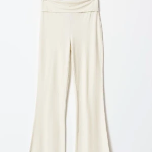 Helt nya, yoga pants  - Ett par vita yoga pants ifrån Gina Tricot, i storlek Medium.  Aldrig använda då dom är för stora för mig.