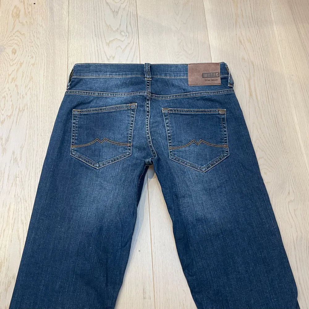 Midja 41 cm rakt över och innerben 79 cm jae 169 för referens💕unisex modell men märks ingen skillnad förutom högre gren bak. Jeans & Byxor.