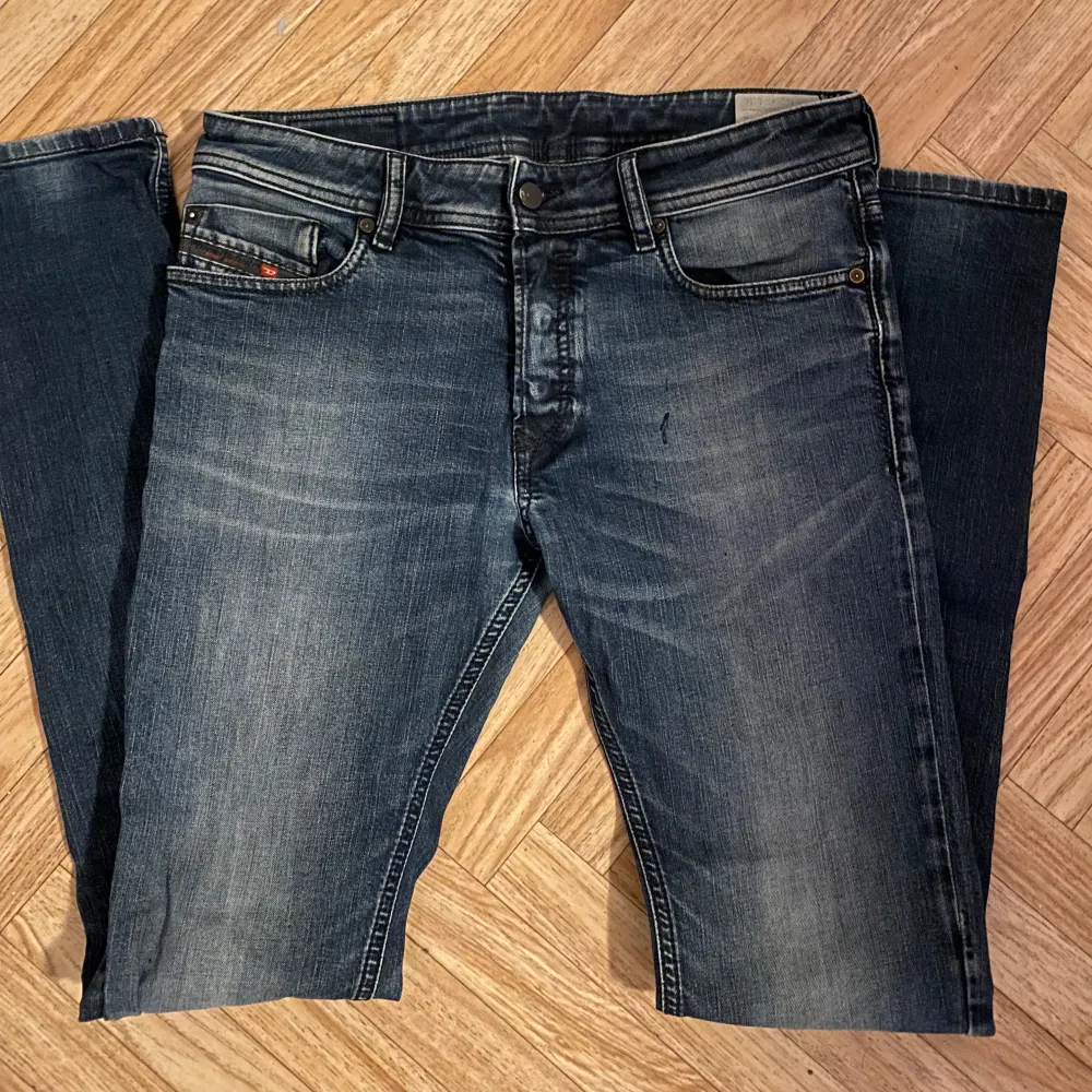 Säljer ett par snygga blå jeans från Diesel i bra skick.. Jeans & Byxor.